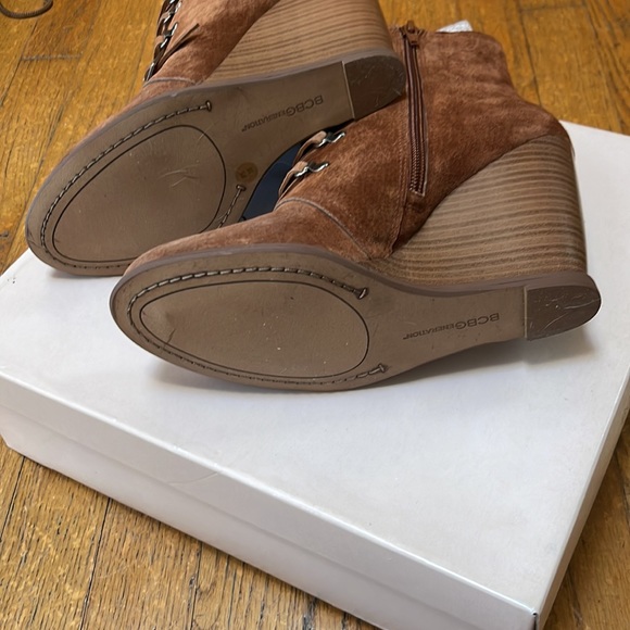 NIB BCBGeneration suede ankle booties. Size 8 - Picture 5 of 5